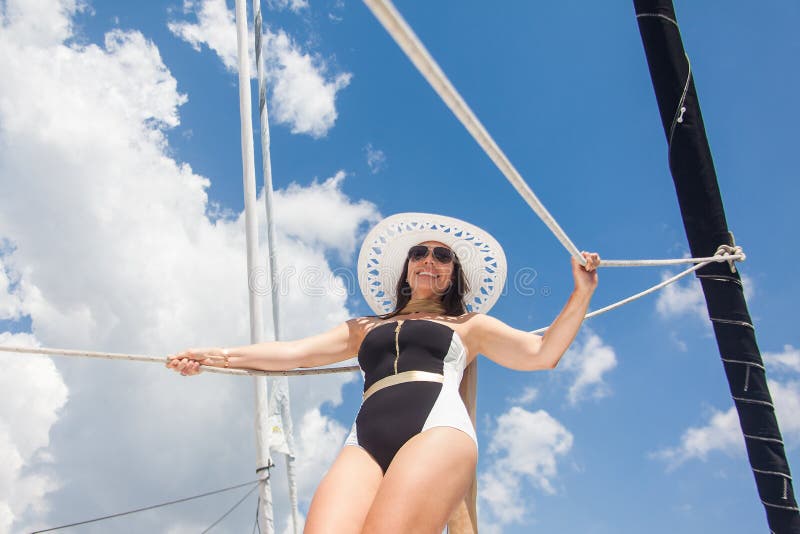 Mulher bonita em um veleiro luxuoso em um dia ensolarado em Cartagena de Índia imagem de stock Mulher bonita em um veleiro luxuoso em um dia ensolarado em Cartagena de Índia imagem de stock