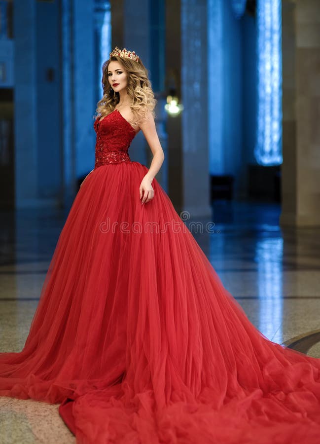 Mulher bonita em um vestido longo vermelho e em uma coroa dourada na GR imagens de stock royalty free Mulher bonita em um vestido longo vermelho e em uma coroa dourada na GR imagens de stock royalty free