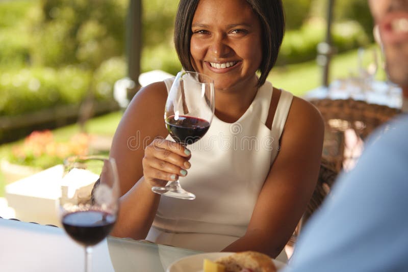 Mulher bonita na adega com um vidro do vinho tinto imagem de stock Mulher bonita na adega com um vidro do vinho tinto imagem de stock