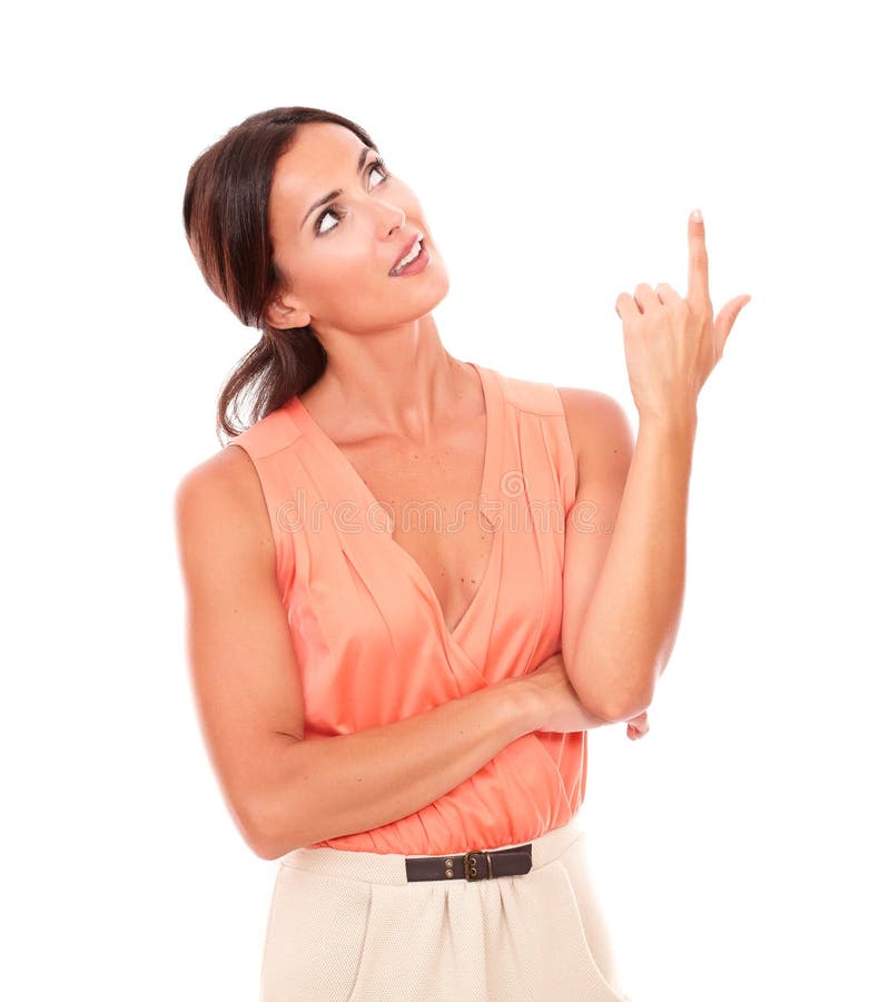 Mulher bonita na camisa elegante que aponta acima fotografia de stock Mulher bonita na camisa elegante que aponta acima fotografia de stock