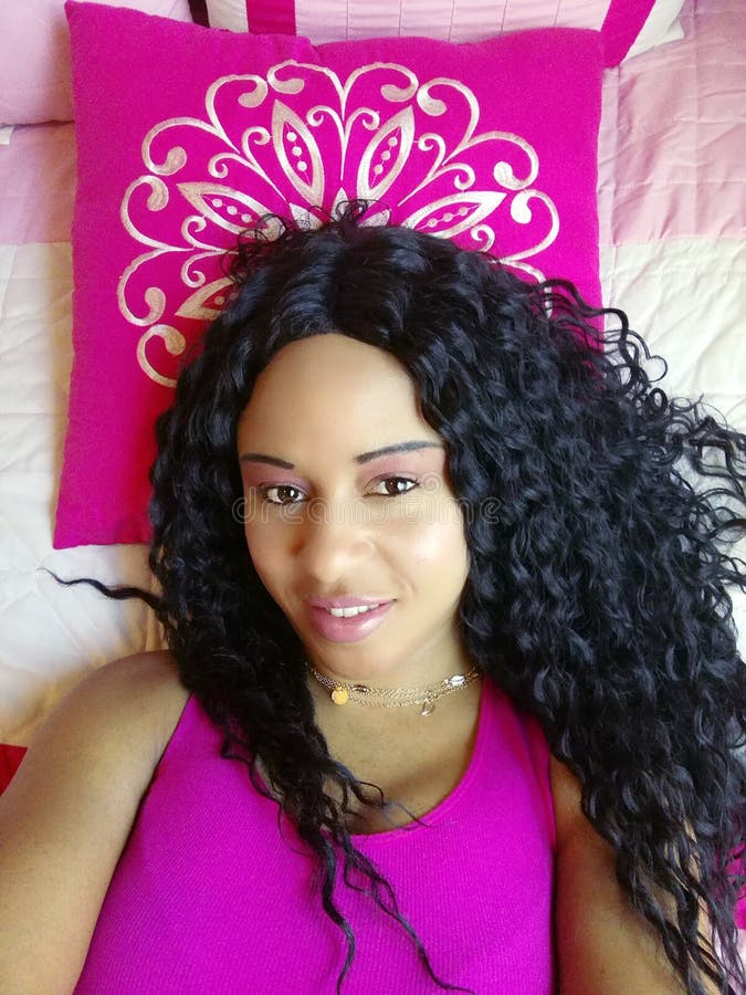 Mulher bonita na fotografia do fundamento com cabelo preto encaracolado foto de stock Mulher bonita na fotografia do fundamento com cabelo preto encaracolado foto de stock