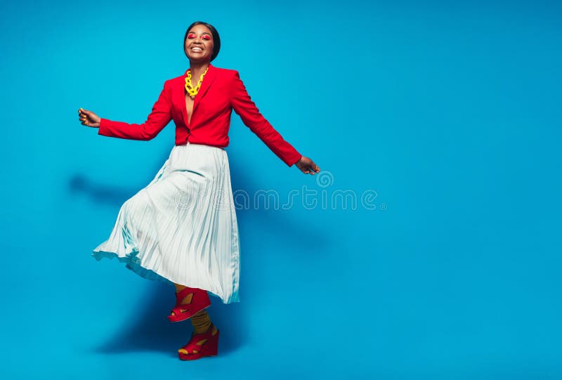 Mulher bonita na roupa à moda imagem de stock