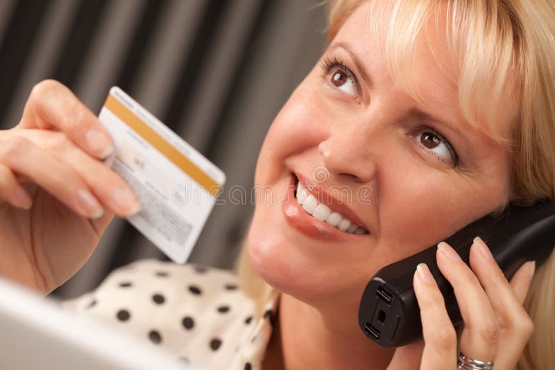Mulher bonita no cartão de crédito da terra arrendada do telefone imagens de stock Mulher bonita no cartão de crédito da terra arrendada do telefone imagens de stock