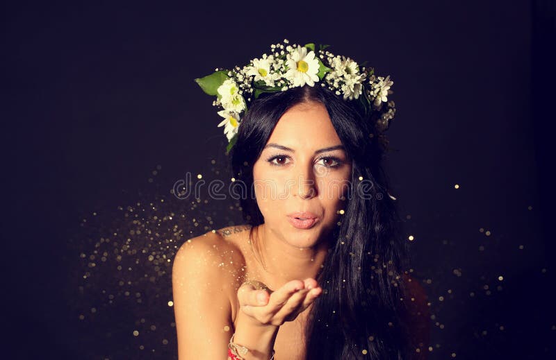 Mulher bonita no estúdio com brilho dourado foto de stock Mulher bonita no estúdio com brilho dourado foto de stock
