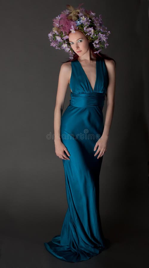 Mulher bonita no Headpiece e no vestido da flor fotografia de stock royalty free Mulher bonita no Headpiece e no vestido da flor fotografia de stock royalty free