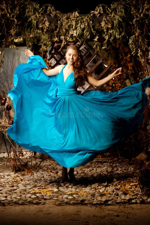 Mulher bonita no vestido azul longo Moça na forma luxuosa imagens de stock royalty free Mulher bonita no vestido azul longo Moça na forma luxuosa imagens de stock royalty free