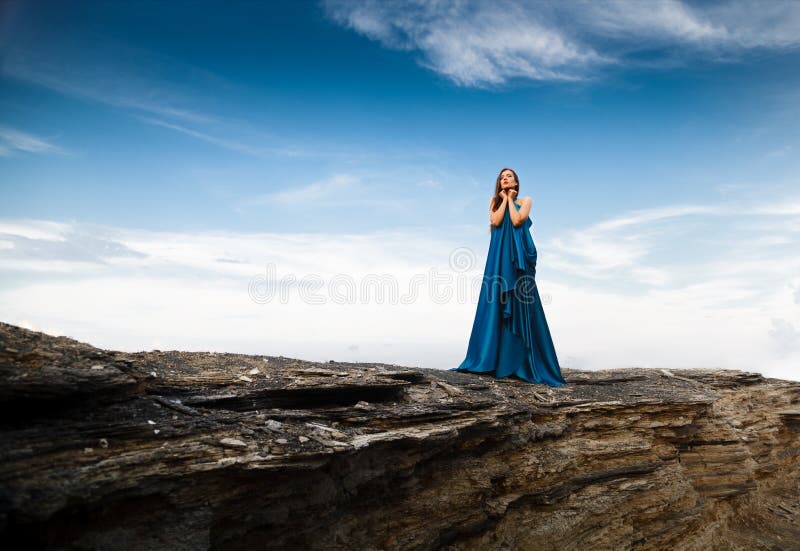 Mulher bonita no vestido longo azul imagens de stock royalty free Mulher bonita no vestido longo azul imagens de stock royalty free