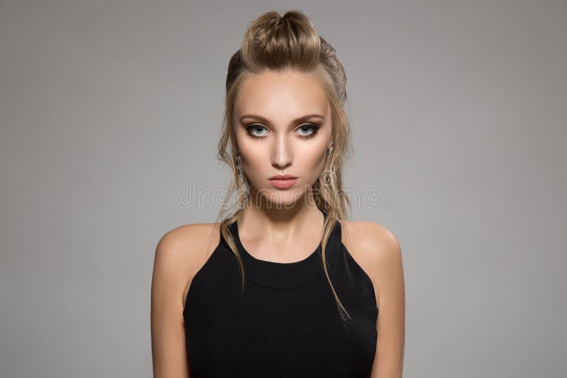 Mulher bonita no vestido preto Penteado e composição brilhante fotografia de stock Mulher bonita no vestido preto Penteado e composição brilhante fotografia de stock