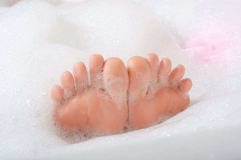 Mulher bonita nos dedos dos pés da saúde da beleza da espuma do banho foto de stock royalty free