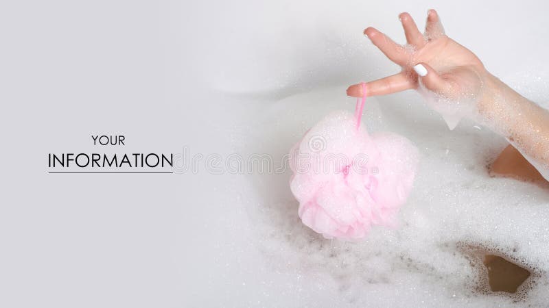 Mulher bonita nos pés da saúde da beleza da espuma do banho na água do corpo do cuidado da esponja do chuveiro do gand imagem de stock royalty free