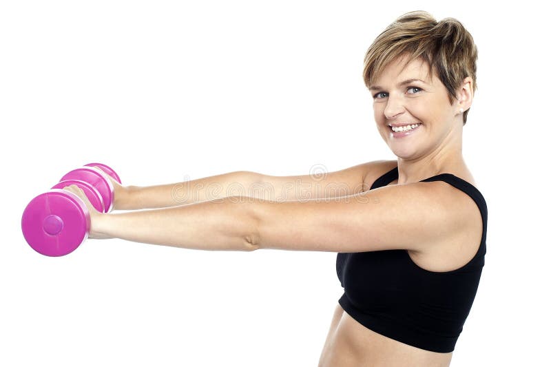 Mulher bonita nova com dumbbells nas mãos foto de stock royalty free Mulher bonita nova com dumbbells nas mãos foto de stock royalty free
