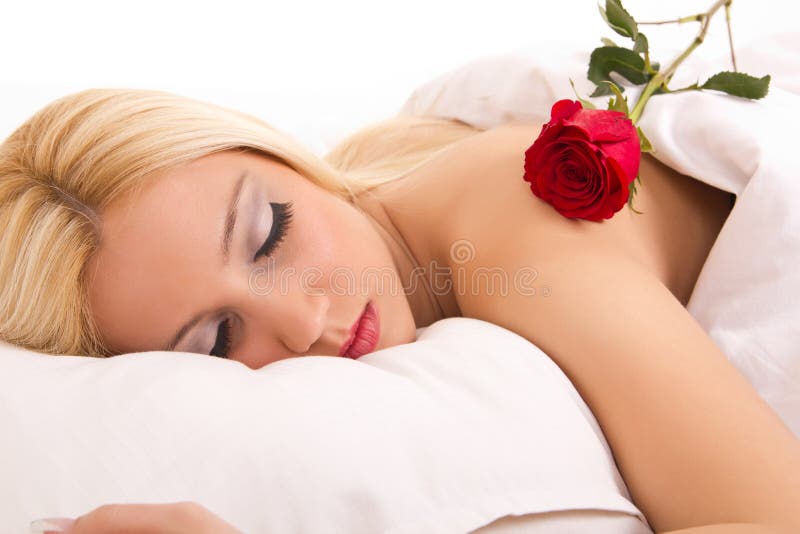 A mulher bonita nova com vermelho levantou-se imagem de stock A mulher bonita nova com vermelho levantou-se imagem de stock