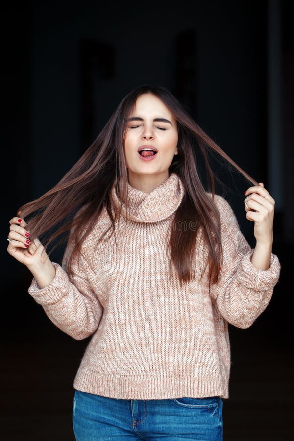 Mulher bonita nova moreno caucasiano branca engraçada da menina com cabelo escuro longo fotos de stock