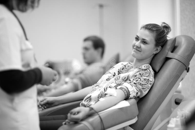 Mulher bonita nova no centro da doação de sangue imagem de stock Mulher bonita nova no centro da doação de sangue imagem de stock
