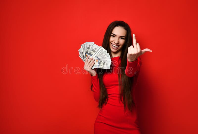 Mulher bonita nova no vestido vermelho que esconde atrás do grupo de cédulas do dinheiro foto de stock royalty free Mulher bonita nova no vestido vermelho que esconde atrás do grupo de cédulas do dinheiro foto de stock royalty free