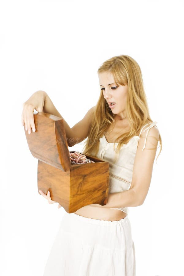 Mulher bonita nova que abre uma caixa de jóia de madeira fotografia de stock Mulher bonita nova que abre uma caixa de jóia de madeira fotografia de stock