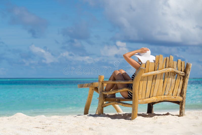 A mulher bonita nova que aprecia férias de verão, praia relaxa, soma imagens de stock A mulher bonita nova que aprecia férias de verão, praia relaxa, soma imagens de stock