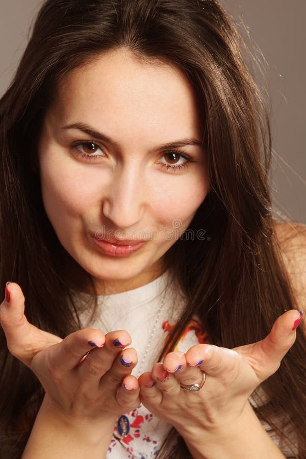Mulher bonita nova que envia o beijo do ar imagem de stock royalty free Mulher bonita nova que envia o beijo do ar imagem de stock royalty free
