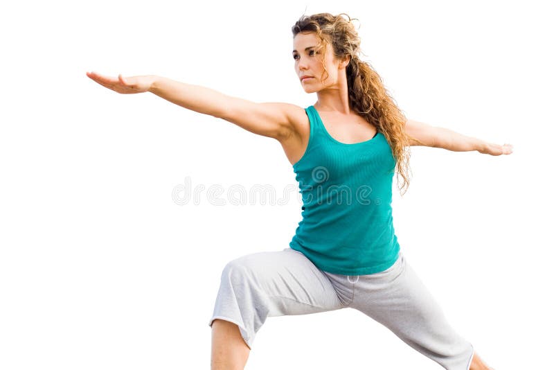 Mulher bonita nova que faz a pose do guerreiro da ioga imagem de stock Mulher bonita nova que faz a pose do guerreiro da ioga imagem de stock
