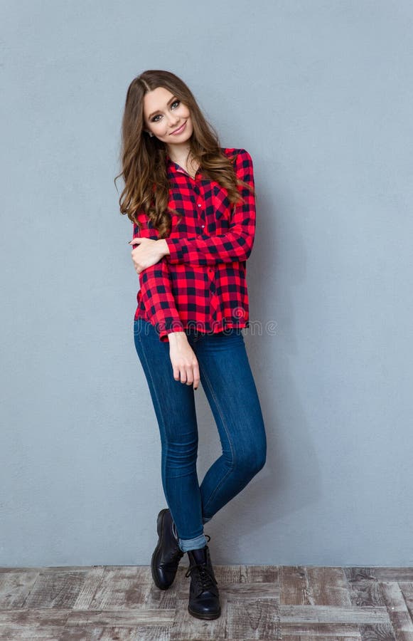 Mulher bonita nova que levanta e que sorri imagens de stock Mulher bonita nova que levanta e que sorri imagens de stock