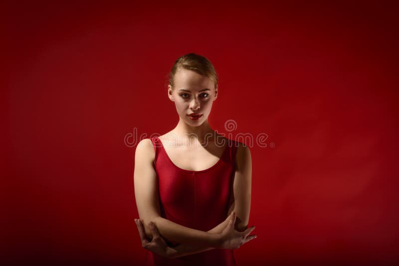 Mulher bonita nova que levanta no estúdio imagem de stock royalty free Mulher bonita nova que levanta no estúdio imagem de stock royalty free