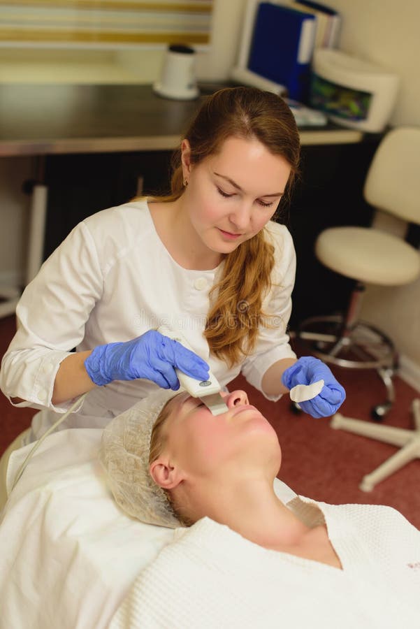 Mulher bonita nova que recebe o tratamento facial da massagem e dos termas no sal?o de beleza imagens de stock Mulher bonita nova que recebe o tratamento facial da massagem e dos termas no sal?o de beleza imagens de stock