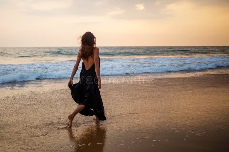 A mulher bonita nova tem o divertimento no oceano no verão foto de stock A mulher bonita nova tem o divertimento no oceano no verão foto de stock