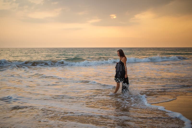 A mulher bonita nova tem o divertimento no oceano no verão imagem de stock A mulher bonita nova tem o divertimento no oceano no verão imagem de stock