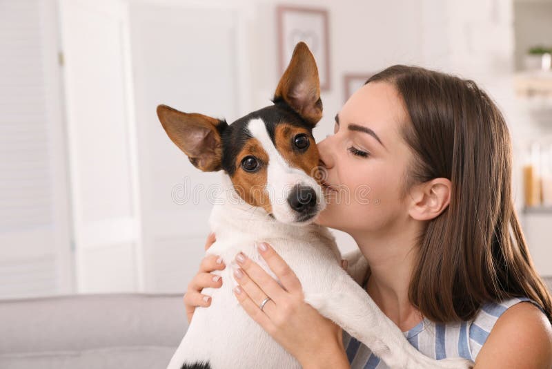 Mulher bonita a abraçar o seu cão imagens de stock