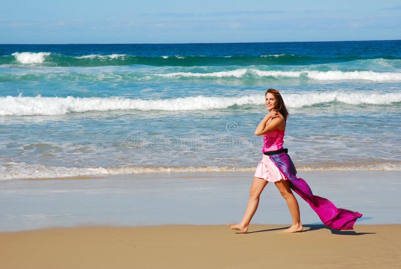 Mulher Bonita Que Anda Na Praia Foto De Stock Imagem De Brilhante