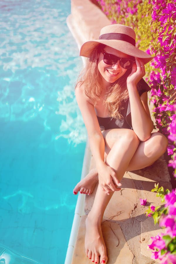 Mulher bonita que aprecia tomar sol pela associação Conceito do verão de latina moreno 'sexy' que coloca no sol na piscina foto de stock royalty free Mulher bonita que aprecia tomar sol pela associação Conceito do verão de latina moreno 'sexy' que coloca no sol na piscina foto de stock royalty free