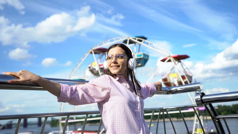 Mulher bonita que escuta o audiobook nos fones de ouvido, inspiração da motivação foto de stock Mulher bonita que escuta o audiobook nos fones de ouvido, inspiração da motivação foto de stock