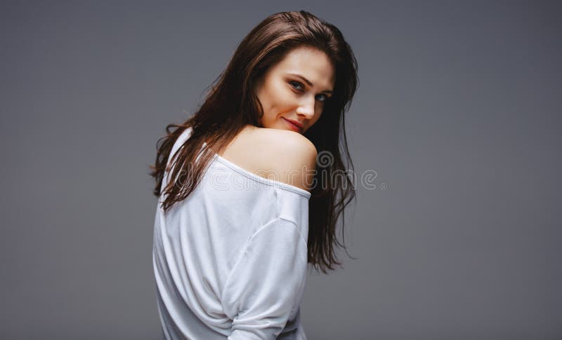 Mulher bonita a posar de forma sensual imagens de stock