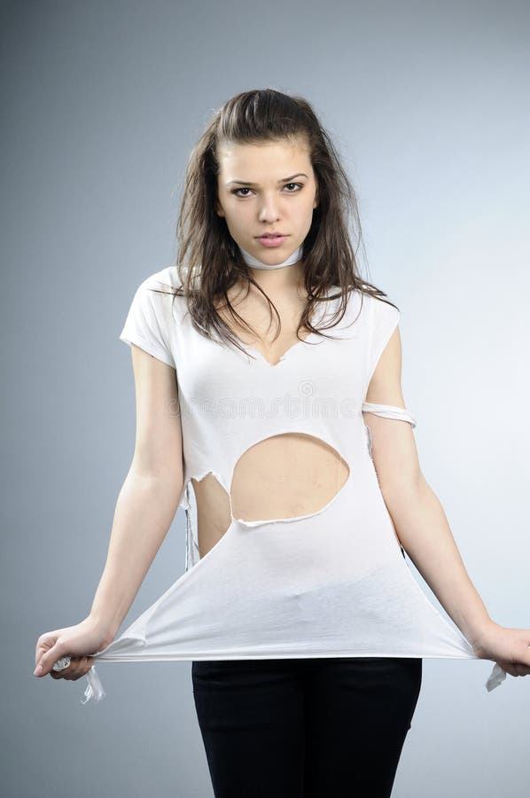 camiseta rasgadinha feminina