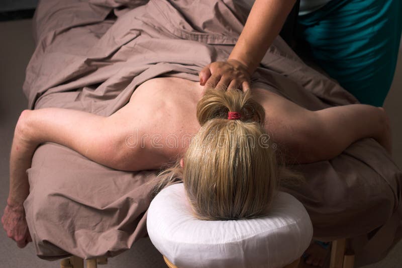 Mulher bonita que recebe a massagem 48 fotografia de stock Mulher bonita que recebe a massagem 48 fotografia de stock