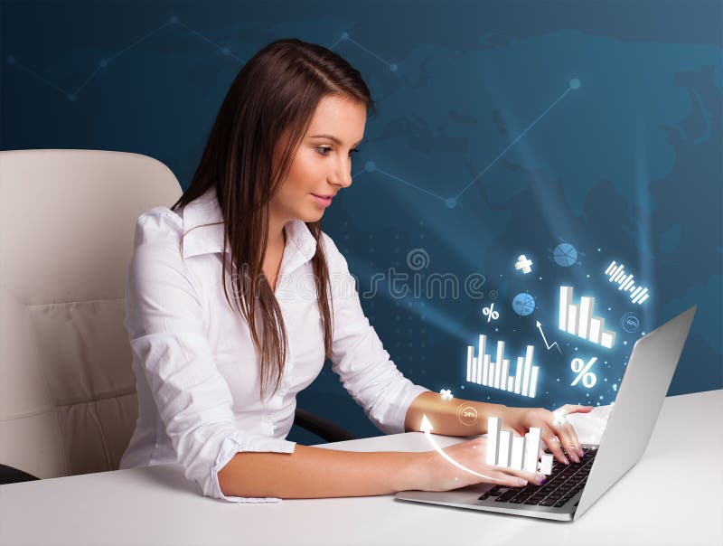 Download Mulher Bonita Que Senta-se Na Mesa E Que Datilografa No Portátil Com Diagramas Foto de Stock - Imagem de ícone, computador: 29844958