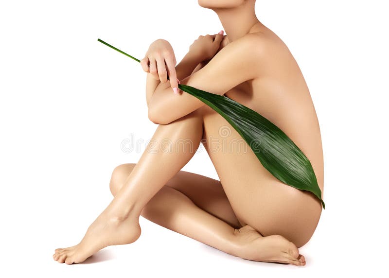 A mulher bonita toma do corpo Tratamento dos termas, pele saudável, formas magros perfeitas Bem-estar, pés lisos, depilação