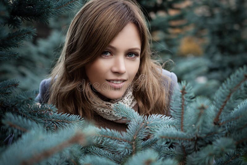 Mulher bonito na floresta do abeto imagem de stock Mulher bonito na floresta do abeto imagem de stock