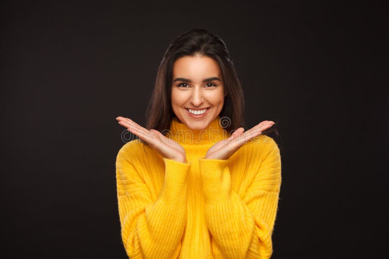 Mulher bonito que mostra a cara imagem de stock