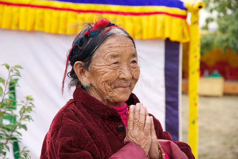 Mulher butanesa no Chorten memorável, Thimphu, Butão