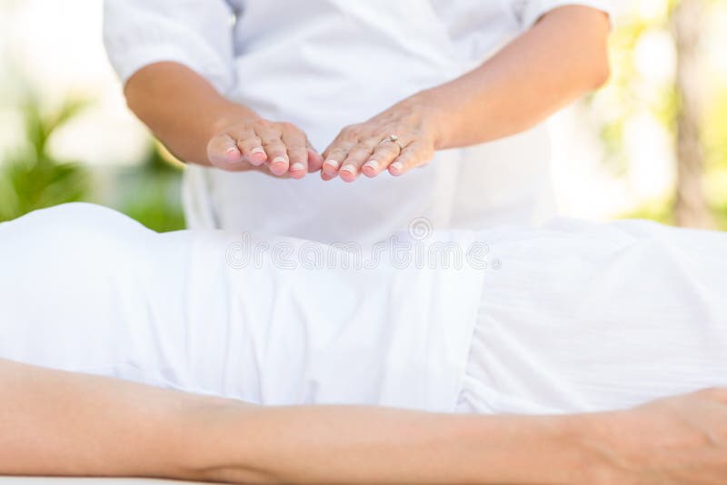 Mulher calma que recebe o tratamento do reiki fotos de stock Mulher calma que recebe o tratamento do reiki fotos de stock
