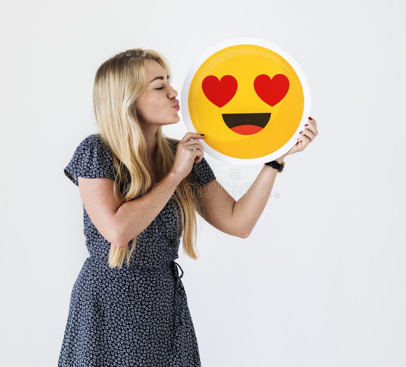 Mulher caucasiano feliz que guarda a queda no amor do emoticon do amor e no conceito do relacionamento foto de stock Mulher caucasiano feliz que guarda a queda no amor do emoticon do amor e no conceito do relacionamento foto de stock