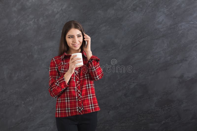 Mulher caucasiano nova feliz que fala no telefone celular fotografia de stock Mulher caucasiano nova feliz que fala no telefone celular fotografia de stock