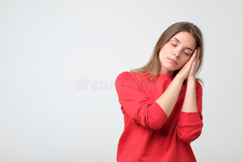 Mulher caucasiano nova na roupa vermelha que quer dormir Não tem nenhuma energia fotografia de stock royalty free Mulher caucasiano nova na roupa vermelha que quer dormir Não tem nenhuma energia fotografia de stock royalty free