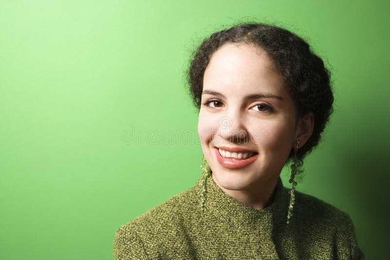 Mulher caucasiano nova que desgasta a roupa verde. imagem de stock royalty free Mulher caucasiano nova que desgasta a roupa verde. imagem de stock royalty free