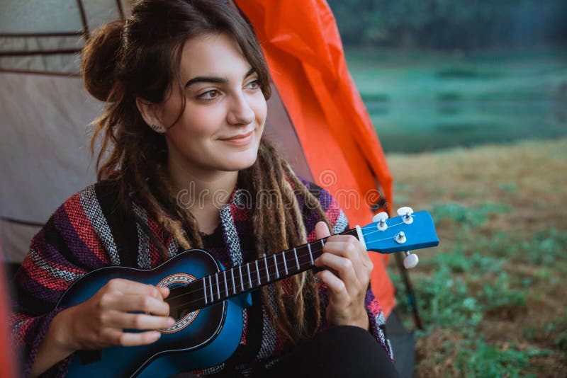 A mulher caucasiano que joga a guitarra após acorda imagens de stock royalty free A mulher caucasiano que joga a guitarra após acorda imagens de stock royalty free