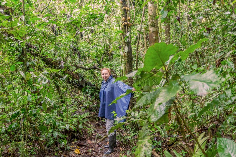 Mulher caucasiano que viaja ao longo da selva do Amazonas fotos de stock Mulher caucasiano que viaja ao longo da selva do Amazonas fotos de stock