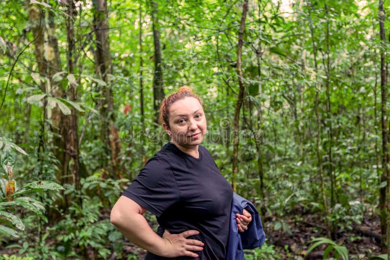Mulher caucasiano que viaja profundamente na selva de Cuyabeno fotografia de stock Mulher caucasiano que viaja profundamente na selva de Cuyabeno fotografia de stock