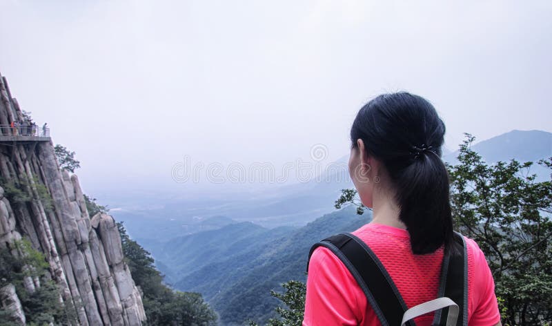 Mulher chinesa que olha para fora sobre Songshan foto de stock royalty free Mulher chinesa que olha para fora sobre Songshan foto de stock royalty free