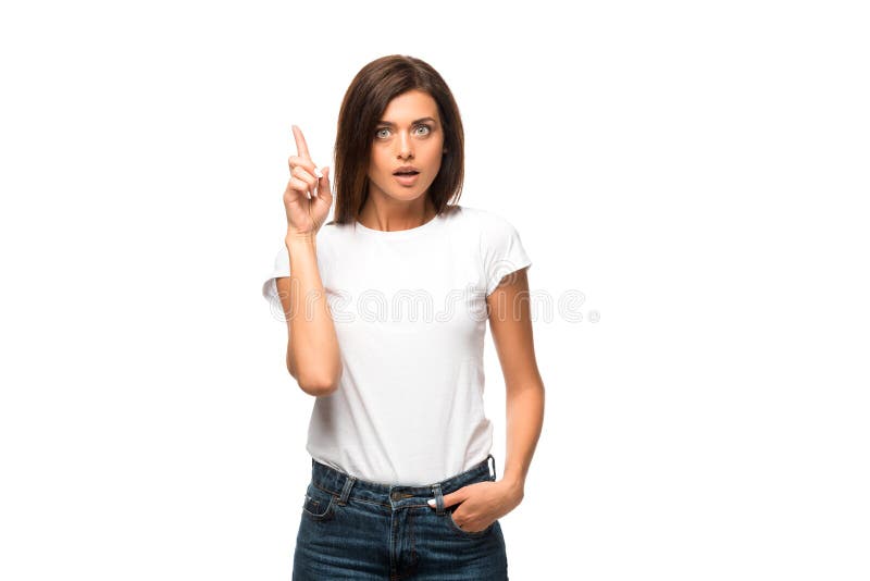Mulher chocada com camisa branca apontando isolada em branco imagem de stock